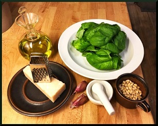 Tisch gedeckt mit selbst gemachtem Pesto Zutaten_Basilikum.Parmesan.hochwertiges Pflanzen öl